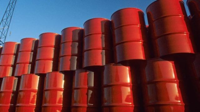 Giá dầu Brent tiến gần mốc 70 USD/thùng