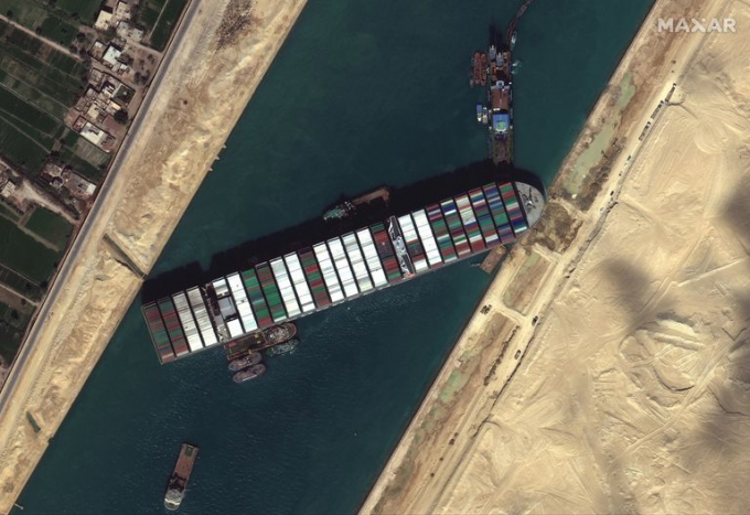 Tàu container Ever Given đã nổi trên kênh Suez, giá dầu lập tức giảm sâu