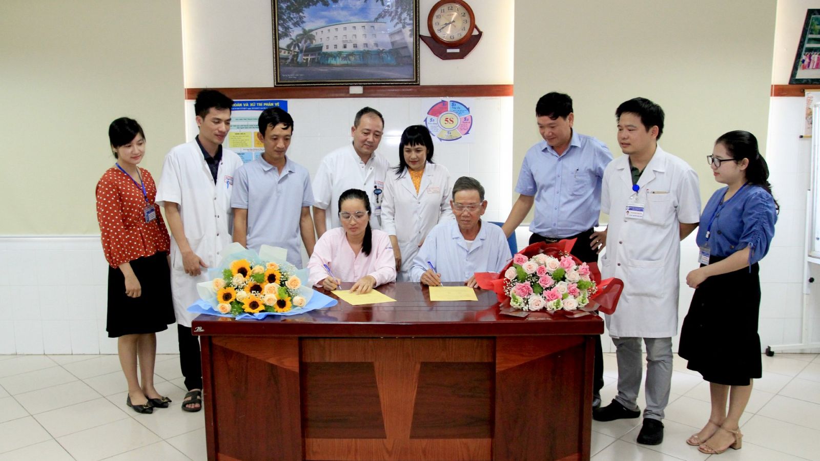 Hai người tìm lại ánh sáng nhờ giác mạc của cô gái 25 tuổi