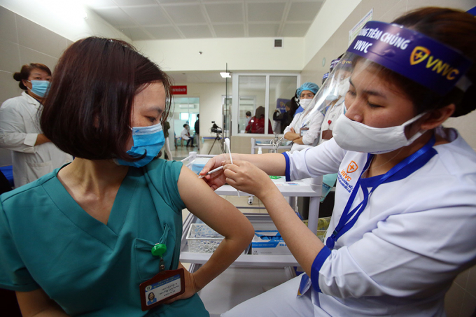 Hà Nội tiêm miễn phí vắc xin Covid-19 cho người dân từ 18-65 tuổi