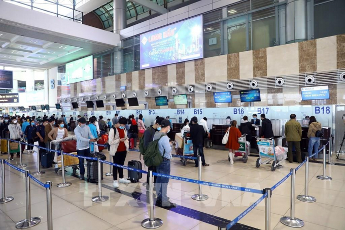 Tăng phí với khách đi máy bay từ ngày 9/5