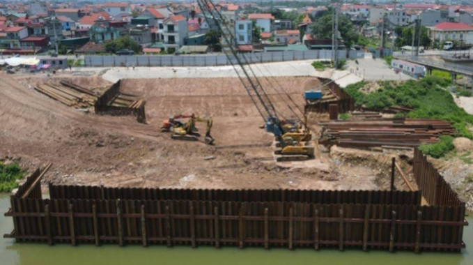 Nhà máy nước mặt Sông Hồng: Chậm tiến độ, thi công gây nứt đê, nhà dân