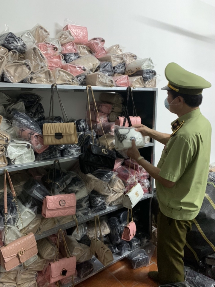 Hải Dương: Thu giữ hàng trăm sản phẩm túi xách có dấu hiệu giả mạo nhãn các hiệu lớn
