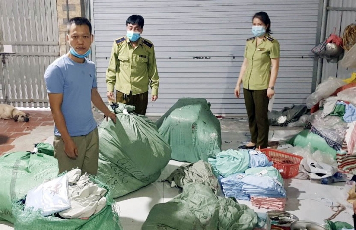 Hà Nội: Thu giữ số lượng lớn áo chống nắng giả mạo nhãn hiệu