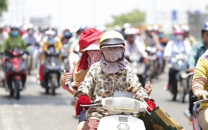 Hà Nội nắng nóng gay gắt, nhiệt độ lên tới 40 độ