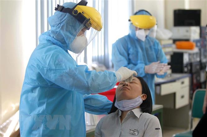 Tối 7/6: Thêm 100 ca mắc COVID-19, 72 ca phát hiện trong khu cách ly, phong tỏa