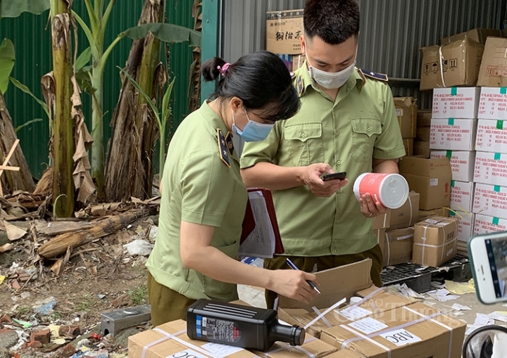 Hà Nội: Bắt giữ số lượng lớn nguyên liệu trà sữa không rõ xuất xứ