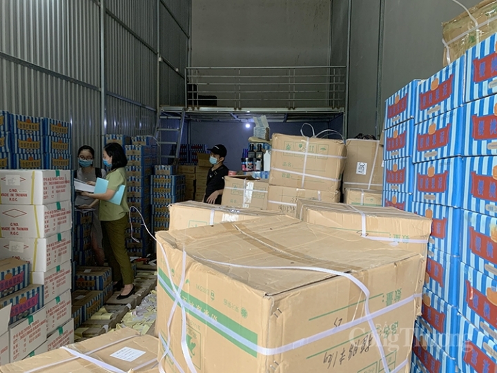 Hà Nội: Bắt giữ số lượng lớn nguyên liệu trà sữa không rõ xuất xứ