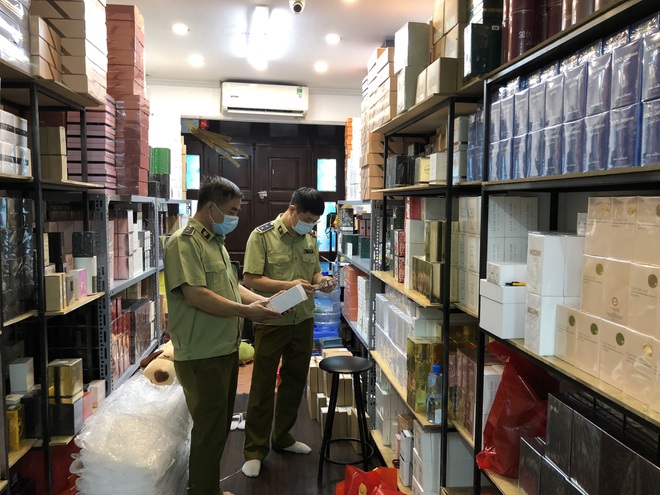 Hà Nội: Đột kích cửa hàng nước hoa "khủng" tại 91 Hàng Gà