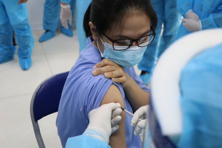 Hậu tiêm vắc xin COVID-19, sốt hay không sốt mới tốt?
