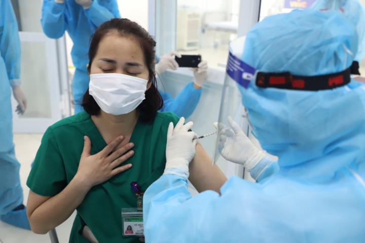 Hậu tiêm vắc xin COVID-19, sốt hay không sốt mới tốt?