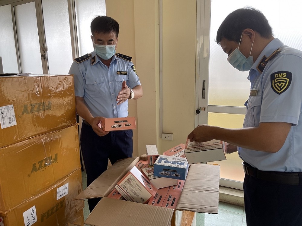 Hà Nội: Triệt phá cơ sở kinh doanh 15.000 sản phẩm thuốc lá điện tử