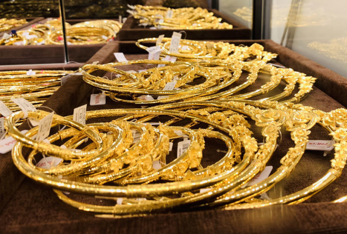 Giá vàng neo trên ngưỡng 1.800 USD/ounce