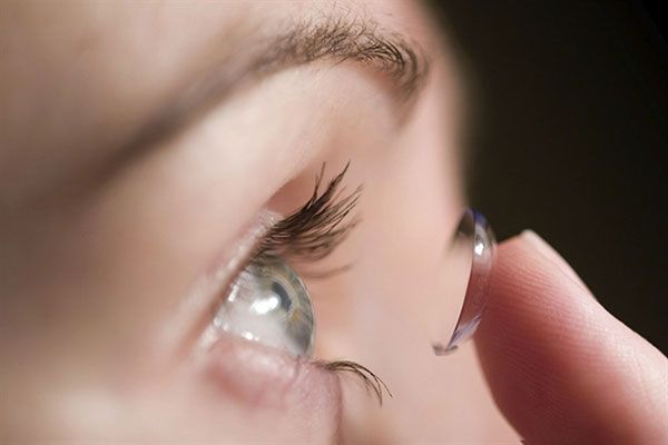Đeo kính áp tròng kém chất lượng: Nguy hại khôn lường tới đôi mắt