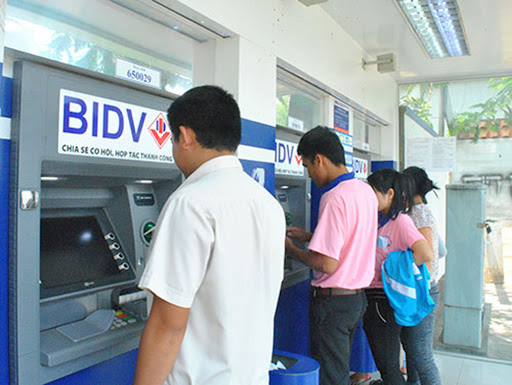 Yêu cầu giảm phí giao dịch trên ATM, POS, chuyển khoản liên ngân hàng