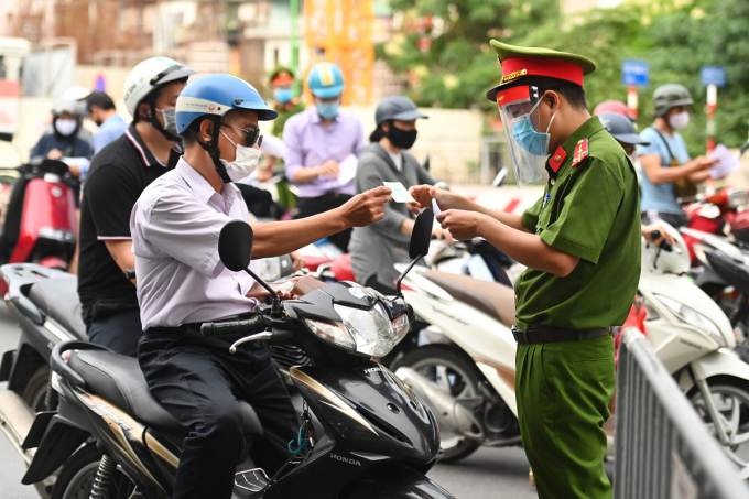 Điểm mới về giấy đi đường đối với người dân Hà Nội trong thời gian giãn cách xã hội