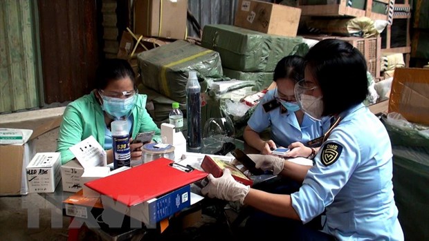 TPHCM: Triệt phá kho hàng lậu thiết bị y tế điều trị COVID-19