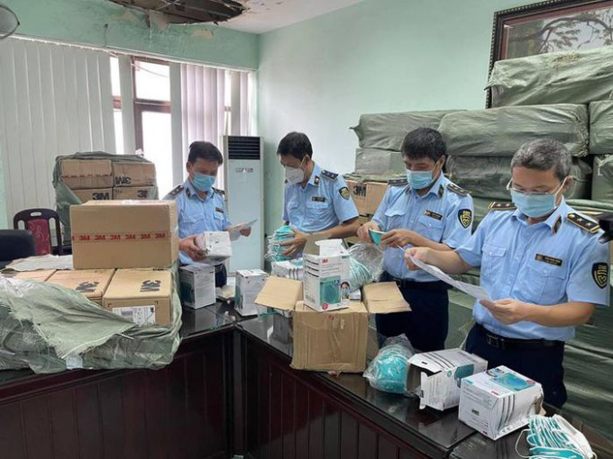 Hà Nội: Đột kích kho hàng khổng lồ, thu hơn 400.000 sản phẩm y tế nghi làm giả