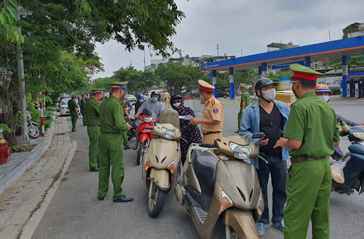 Hà Nội: 19 quận, huyện không kiểm soát giấy đi đường