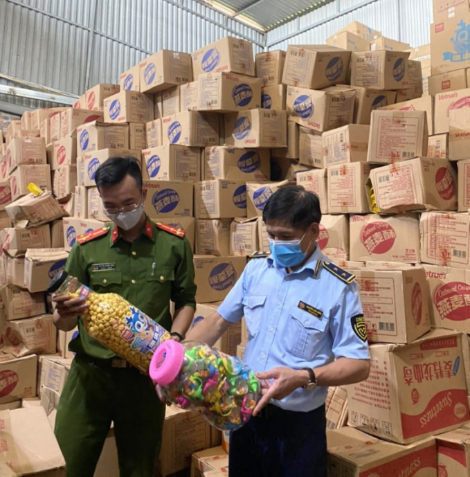 Hà Nội: Thu giữ hơn 1.000 thùng bánh kẹo không rõ nguồn gốc