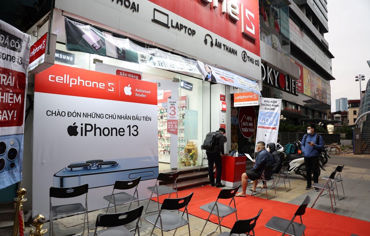 Giá iPhone 13 xách tay 'lao dốc không phanh' sau khi hàng chính hãng lên kệ