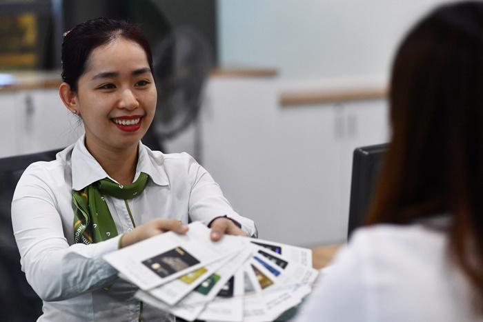 Bộ Tài chính: Sẽ xử phạt ngân hàng ép khách mua bảo hiểm vay vốn