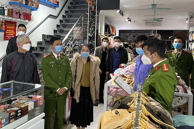Vụ chủ shop thời trang nghi làm nhục, cưỡng đoạt tài sản: Thu giữ nhiều mặt hàng để làm rõ nguồn gốc, xuất xứ