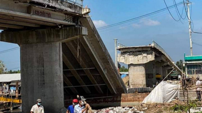 Kinh hoàng cầu hàng chục tỷ đồng chưa thông xe bất ngờ đổ sụp xuống sông