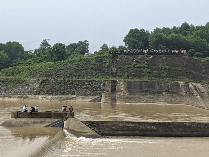 Không mặc áo phao, Phó giám đốc Sở GTVT Quảng Trị bị kiểm điểm