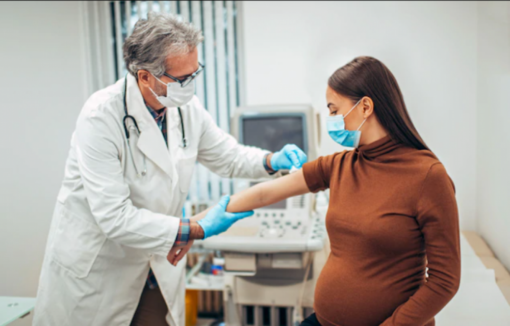 Tiêm vaccine Covid-19 trong thai kỳ có thể bảo vệ cả mẹ và thai nhi