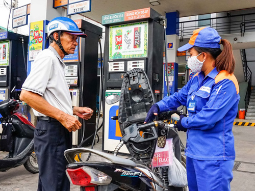 Giá xăng dầu tăng cao nhất trong 8 năm, doanh nghiệp than lỗ, cách nào để bình ổn thị trường?