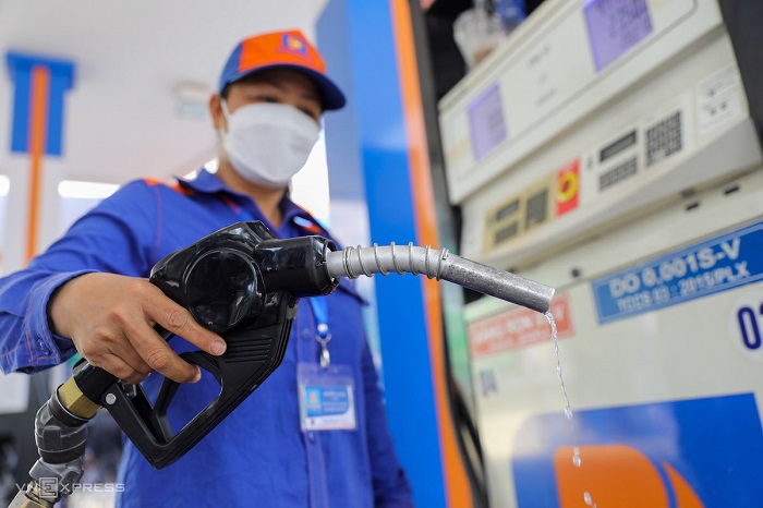 Cần nghiên cứu việc giảm thuế, phí để hạ giá xăng dầu