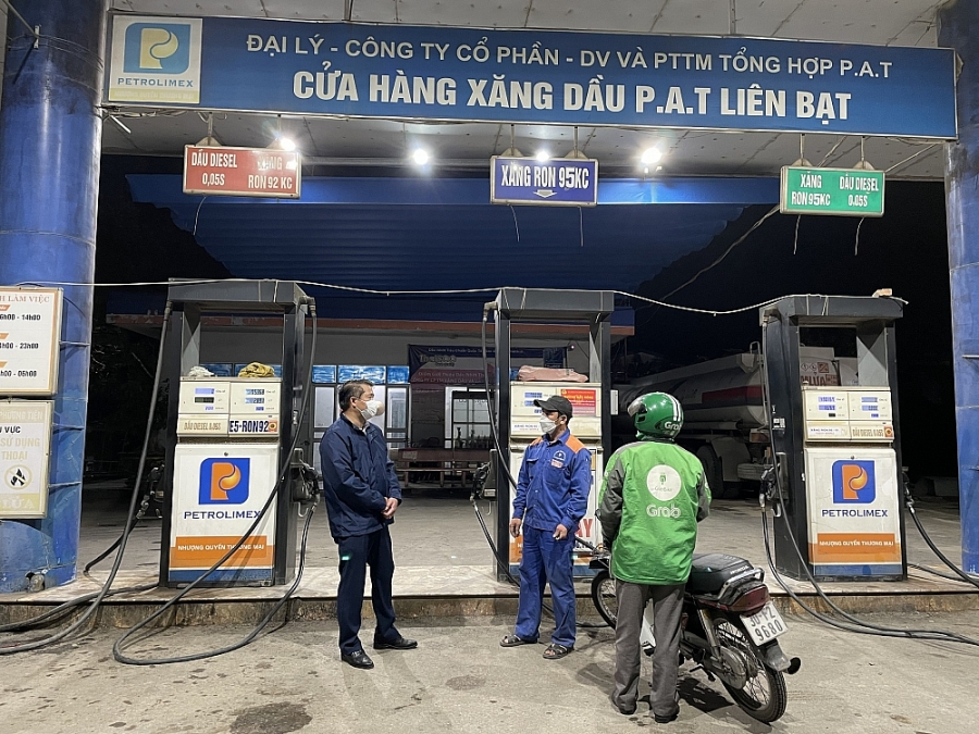 QLTT Hà Nội kiểm tra hàng loạt cây xăng thông báo hết hàng