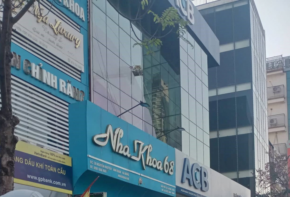 Biển hiệu của nhiều cơ sở khám chữa bệnh bị thiếu thông tin theo quy định