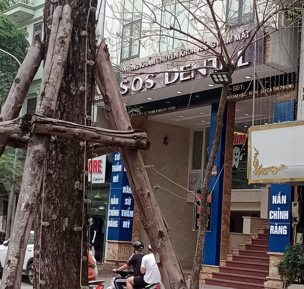 Biển hiệu của nhiều cơ sở khám chữa bệnh bị thiếu thông tin theo quy định