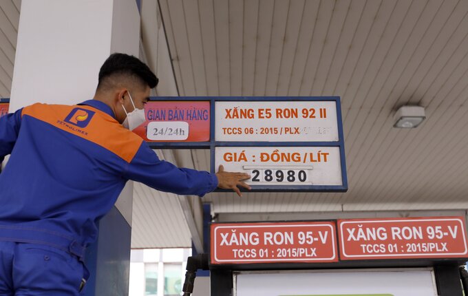 Giá xăng tăng khoảng 400 đồng/lít