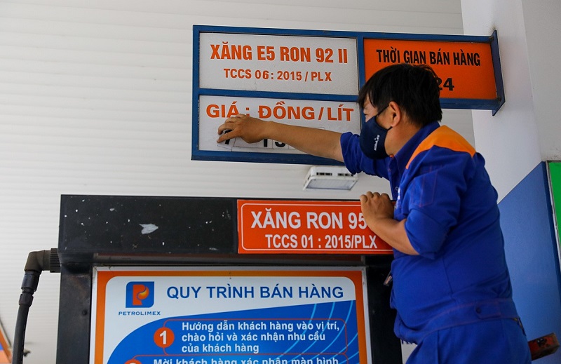 Giá xăng tăng cao kỷ lục sát mốc 30.000 đồng/lít