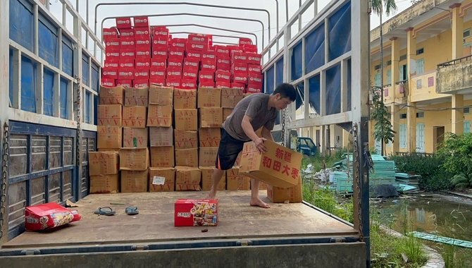 Hà Nội phát hiện nghìn thùng bánh bông lan, táo đỏ, hướng dương nghi nhập lậu