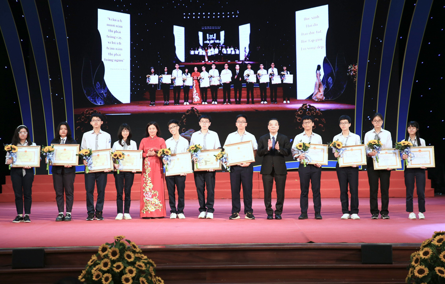 Hà Nội khen thưởng 700 học sinh giỏi tiêu biểu