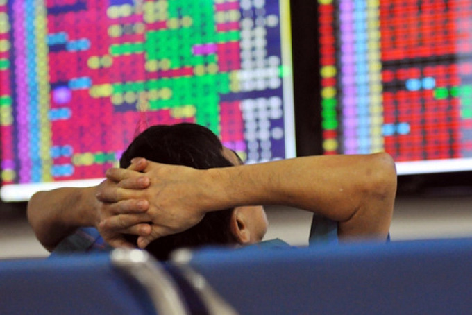 Hàng loạt mã lao dốc, VN-Index giảm gần 11 điểm