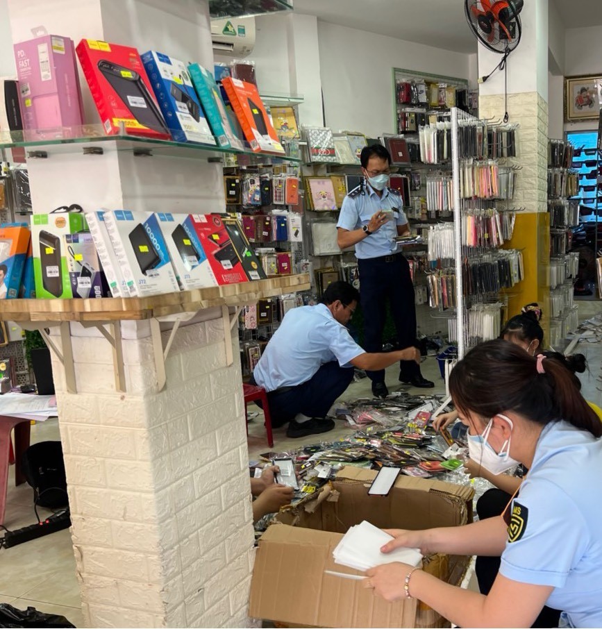 Bình Thuận: Tạm giữ hàng nghìn phụ kiện điện thoại, đồ điện gia dụng không rõ nguồn gốc xuất xứ