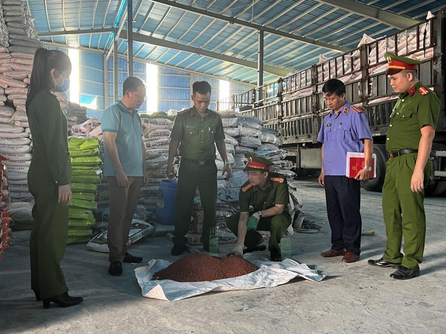 Thanh Hóa: Bắt giam 3 đối tượng sản xuất phân bón giả