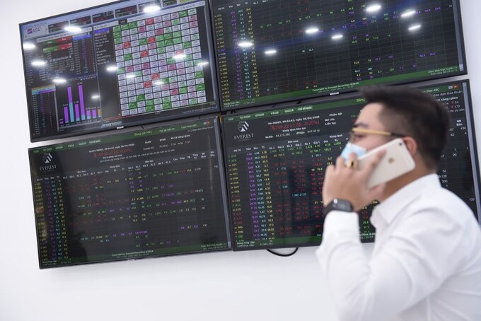 VN-Index bất ngờ để mất điểm ở những phút cuối phiên