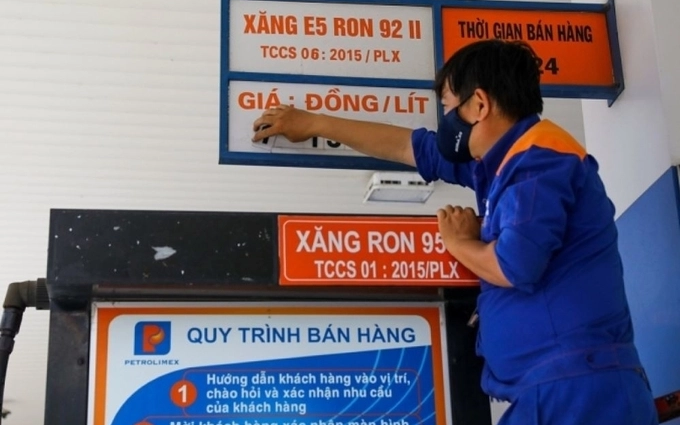 Giá xăng giảm, dầu tăng mạnh