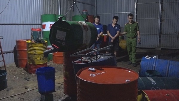 Khởi tố 3 đối tượng sản xuất, buôn bán dầu nhờn giả