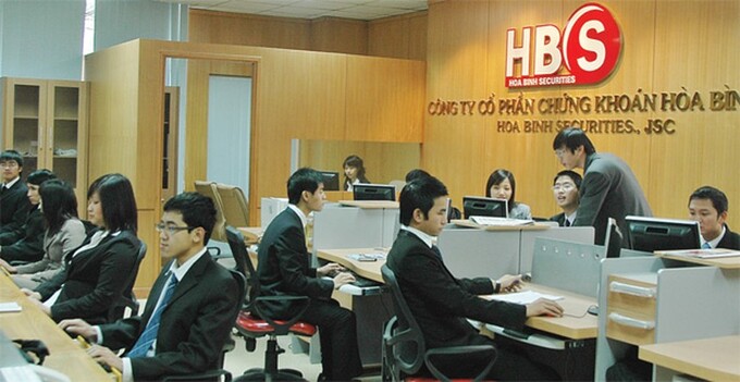 Hàng loạt nhân sự chứng khoán cấp cao nghỉ việc trong tháng 9 và tháng 10
