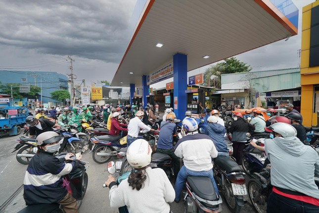 Tp.HCM: Người dân vẫn “chật vật” khi đổ xăng