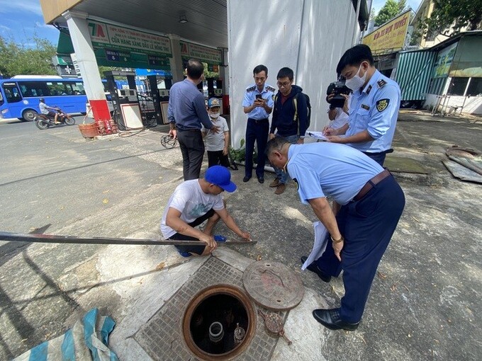 Quản lý thị trường kiểm tra hàng loạt cây xăng ở Tp.HCM