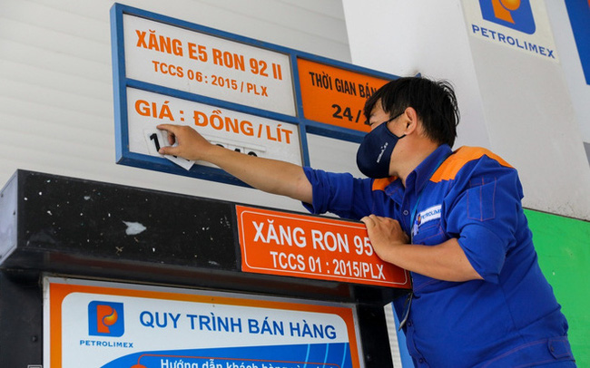 Giá xăng giảm mạnh, RON 95 về dưới 20.000 đồng/lít